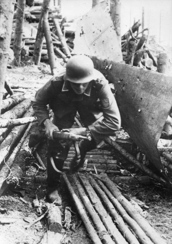 Duitse soldaat rent over een boomstammen pad (6 sep 1943)