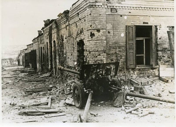 Russisch Pak op hoek van de straat (31 mrt 1943)