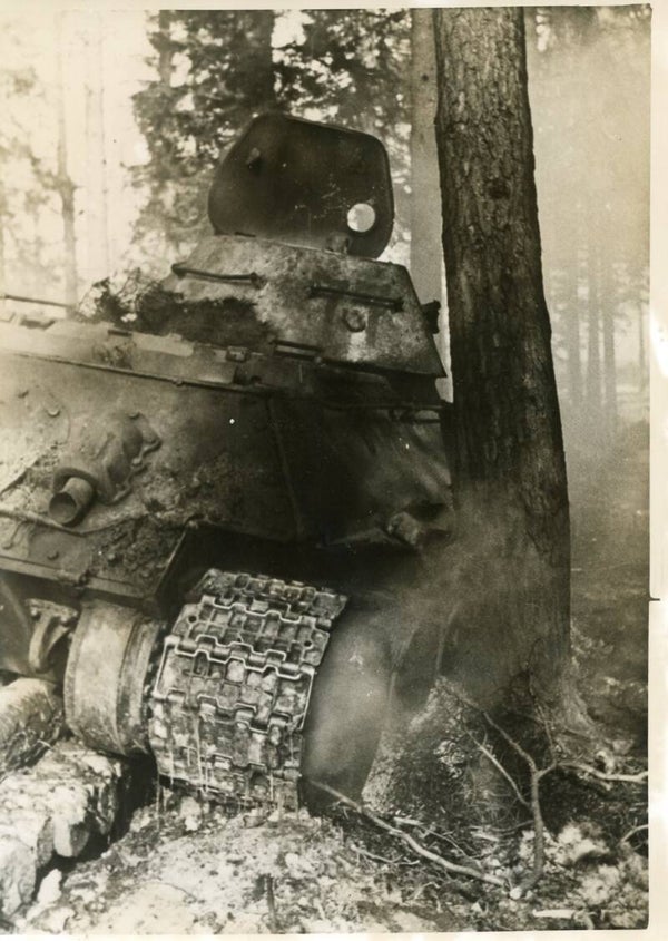 Uitgeschakelde Russische tank Staraja (5 apr 1943)