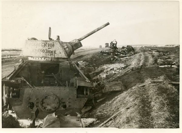 Tanks op de weg van Charkow naar Bjelgorod (10 apr 1943)