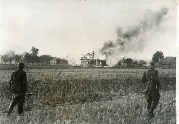 Brandende woningen bij de terugtrekking (25 okt 1943)