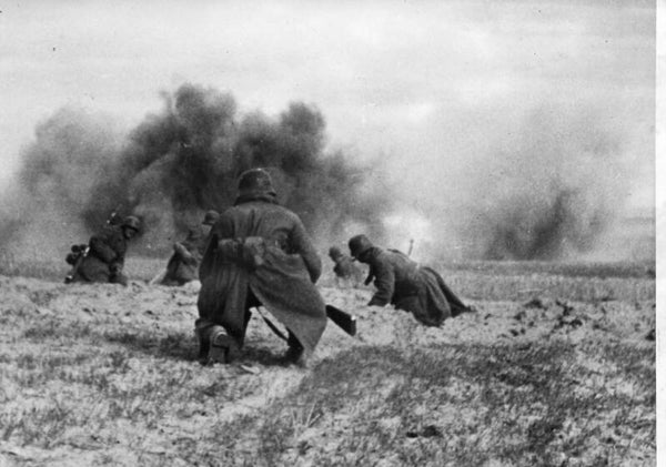 Duitse soldaten onder granaatvuur (22 nov 1943)