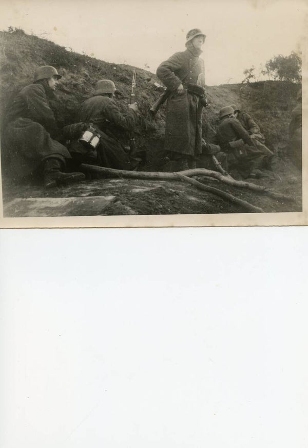 2 foto's Duitse soldaten in dekking (3 dec 1943)