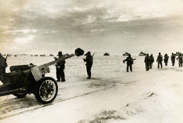 Duitse soldaten met aanvalswapens in de tegenaanval (8 feb 1944)