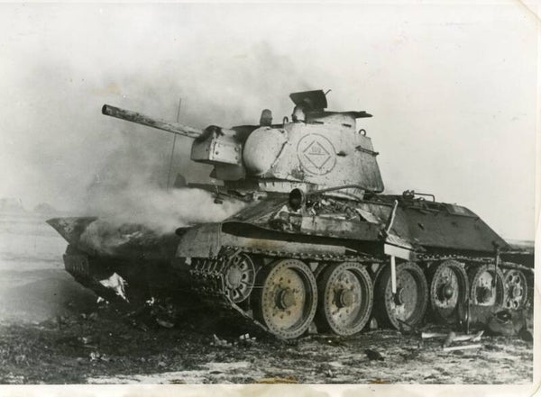 In de brand geschoten T-34 (28 mrt 1944)