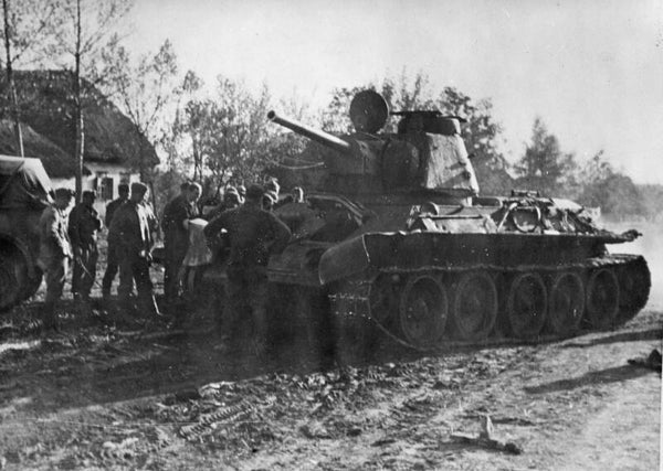 Russische tank tot stilstand gebracht door mijn.