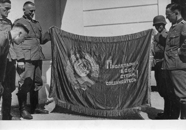 Trots wordt een Russische vlag getoond.