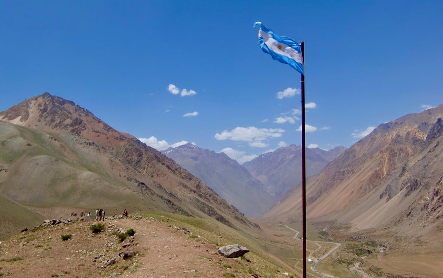 Bergprofil mit argentinischer Flagge