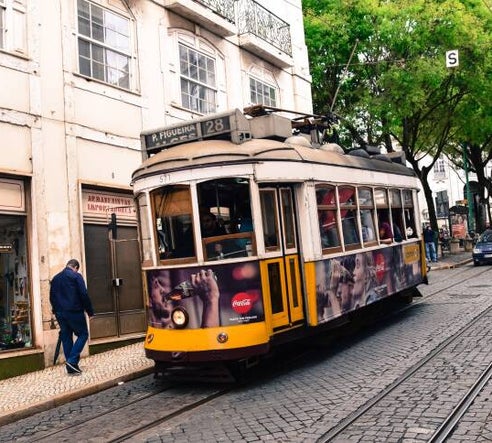 Typische Lissabonner Straßenbahn