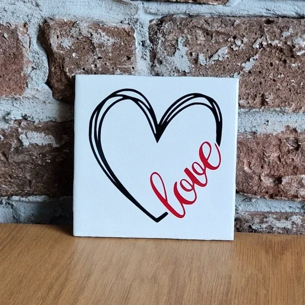 Tegeltje wit 'love met hartje'