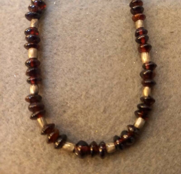 Collier met  geslepen granaat kraaltjes