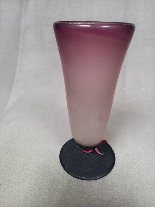 Kleinere vaas op voetje in aubergine glas