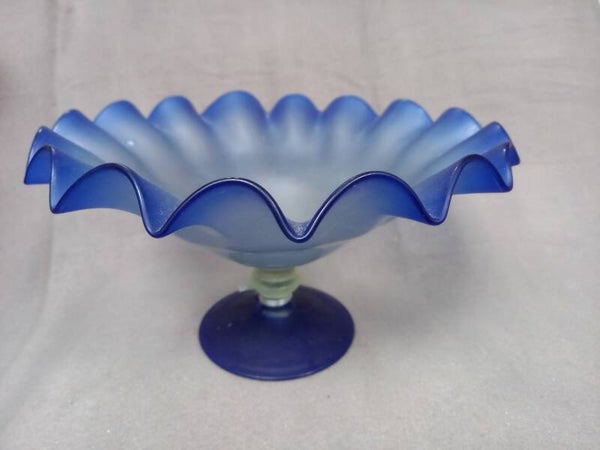 Sierlijke glazen schaal op voet in blauw glas