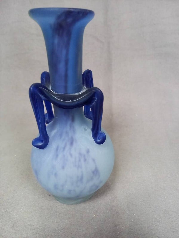 Klein vaasje met blauw glas versiering