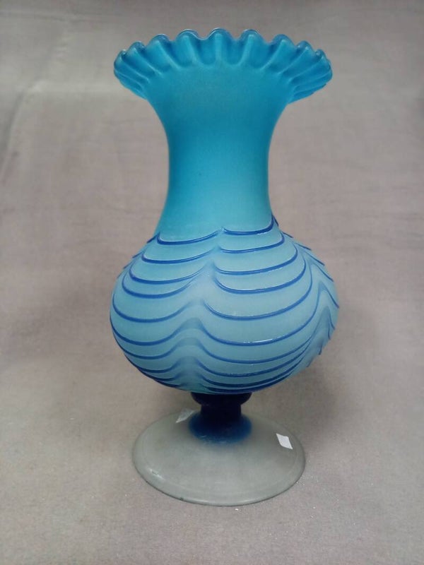 Vaas op voet in turquoise glas met glas versiering