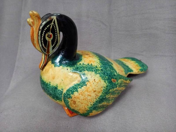 Sierlijke Eend in groen geel beschilderd hout