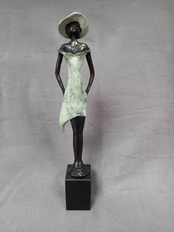 Vrouw brons met modieuze kleding