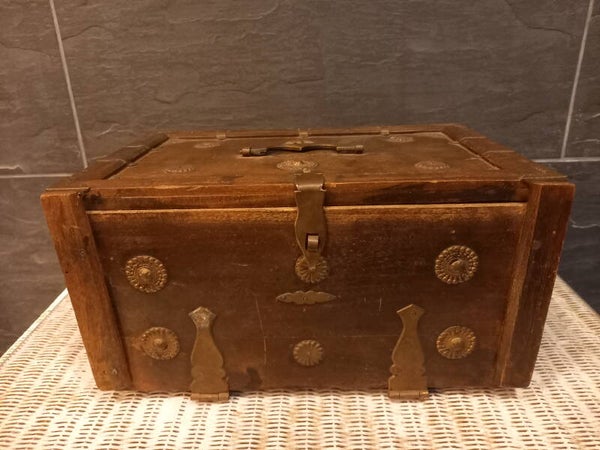Antieke oosterse sieraden en geldkist in hout met koper beslag.