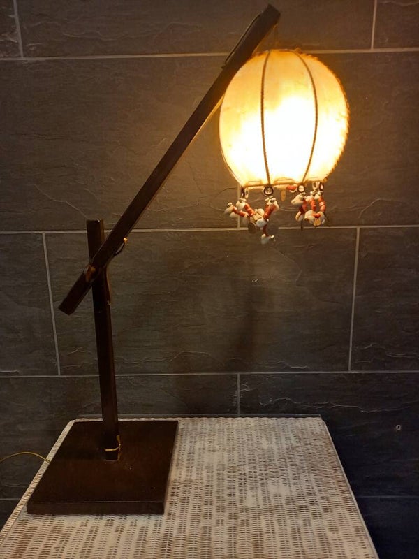 Tafellamp met hangende kap van perkament