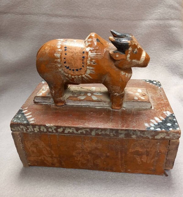 Nandi  antiek hout bruin op voet