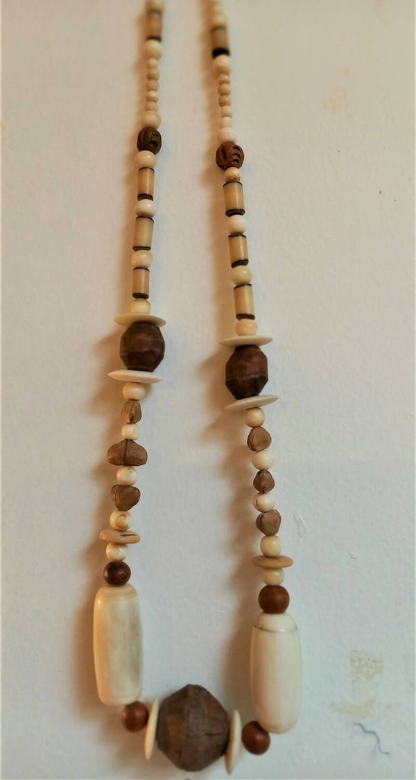 Collier met grote kralen van been en hout