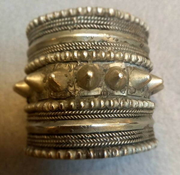 Oude armband met pin versiering uit Ethiopië