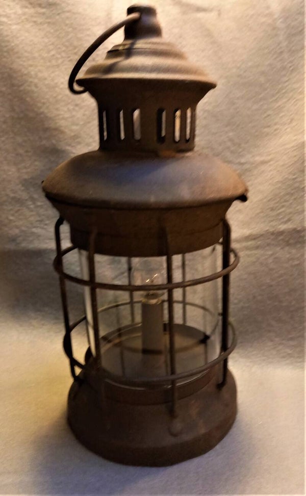 Roestige lamp op batterijen