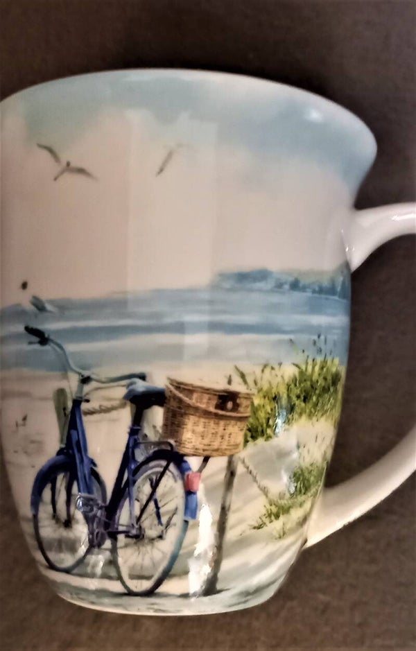 Beker met strandafgang en fiets als thema