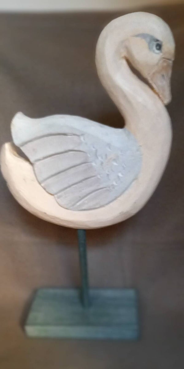 Zwaan van hout op voet