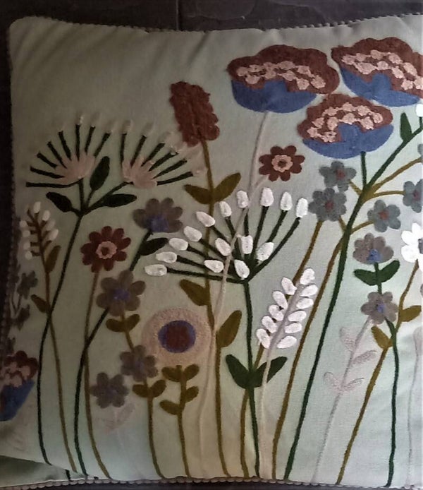 Kussen in lichtblauw met geborduurde bloemen