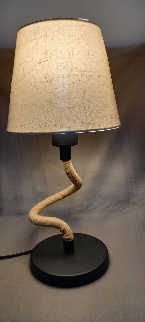 Lampje met touwvoet en ecru kapje.