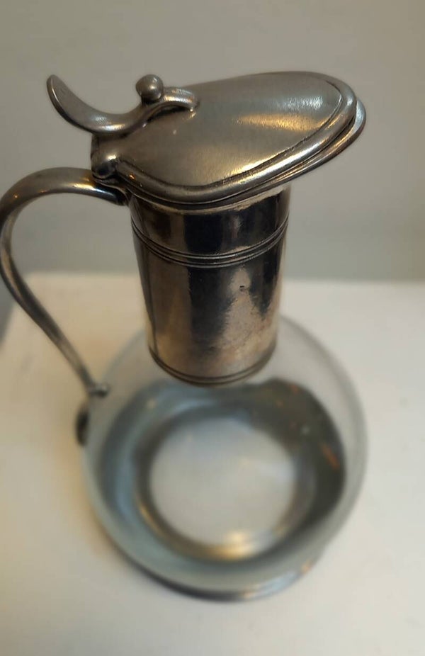 Glazen schenkkan met tinnen hals en handvat