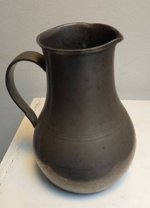 Oud tinnen kan met oor