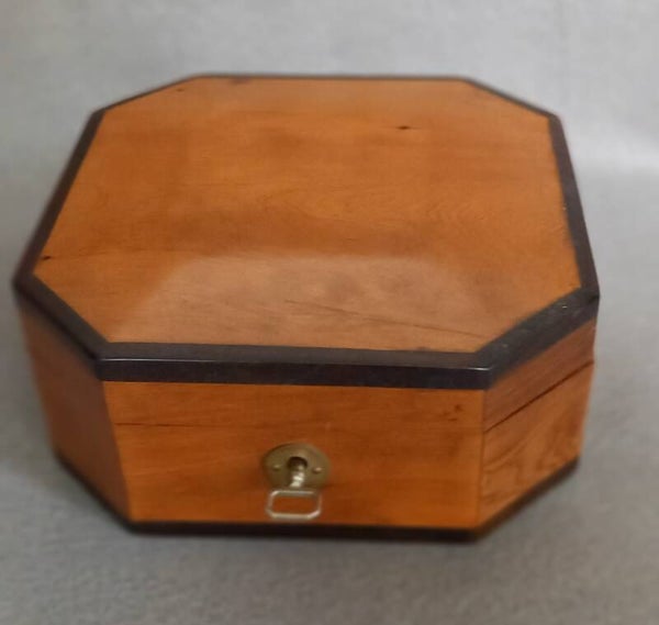 8 hoekige doos van notenhout met ingelegde rand van ebbenhout