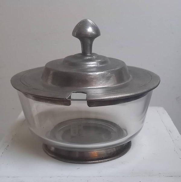 Glazen schaaltje met tinnen voetje en deksel
