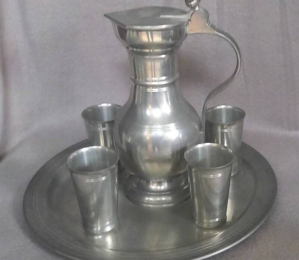 Set van Kan met 4 bekers op schaal van tin