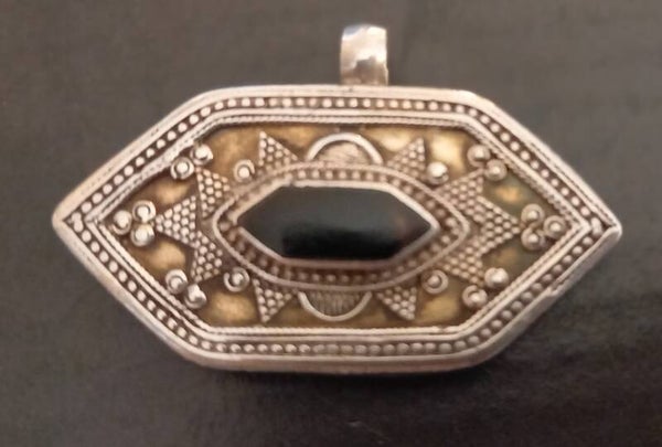 Bewerkte zilveren hanger met zwarte onyx
