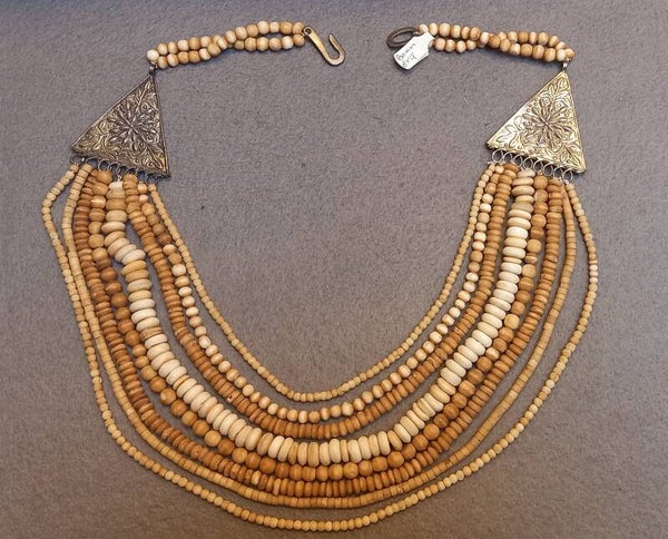 Collier in de vorm van een kraag van been met 8 strengen