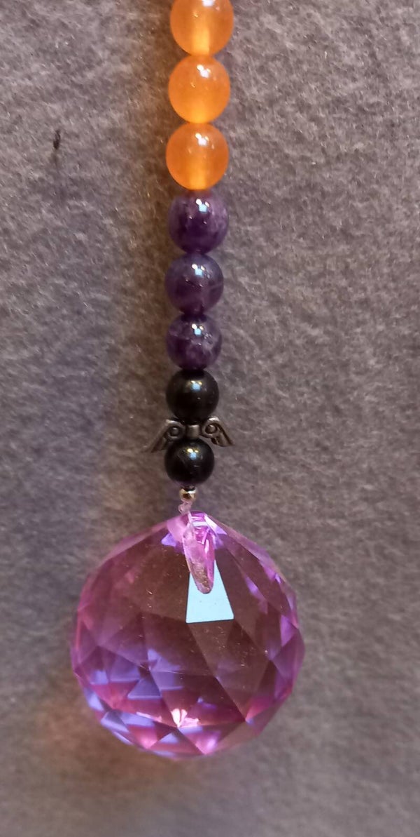 Wandhanger van halfedelsteen met Kristal bol