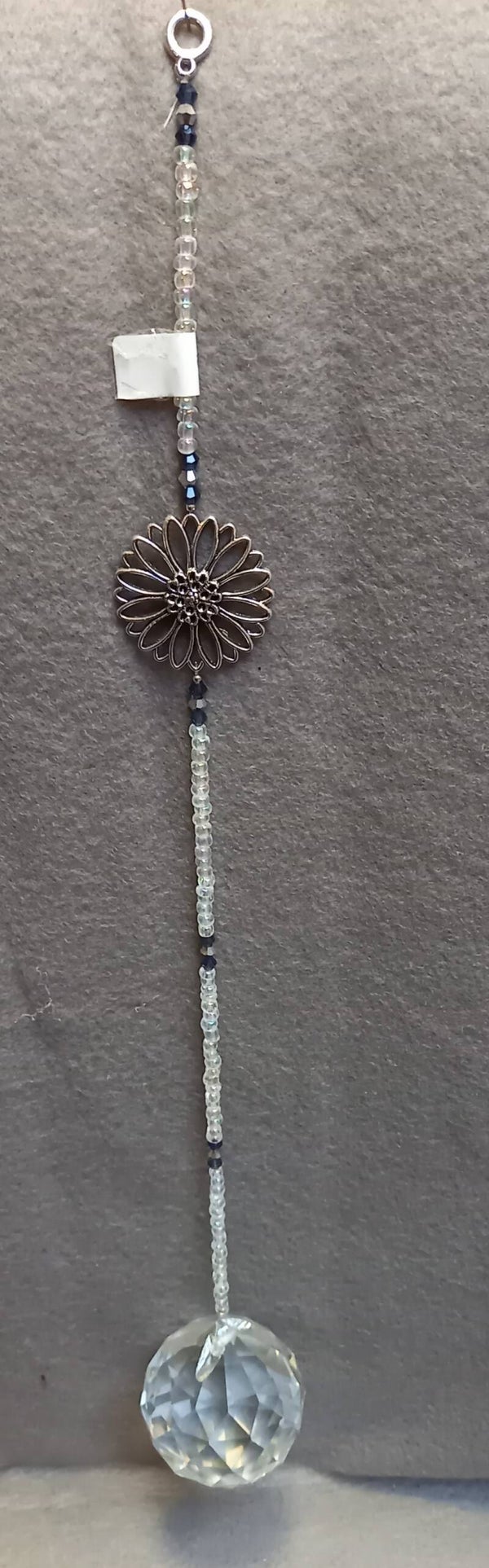 Raamhanger met zilverkleurige bloem en kristallen bol