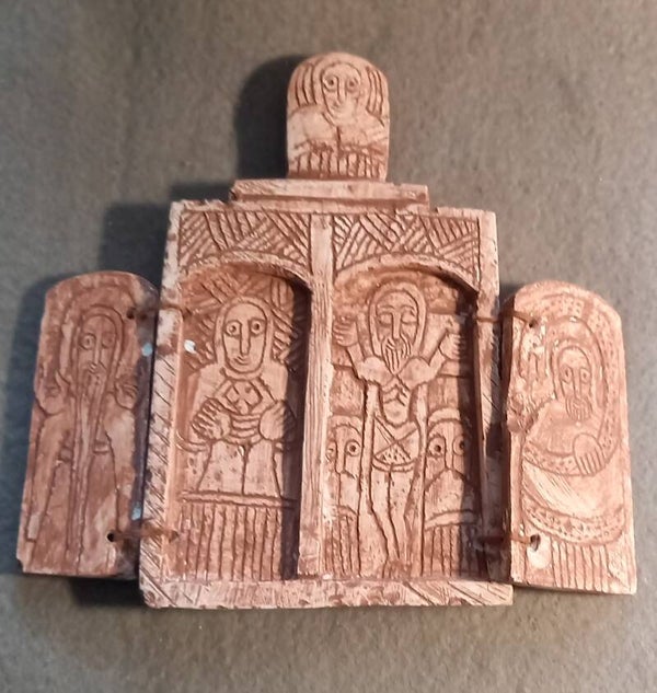 Drieluikje in witte steen met religieuze motieven