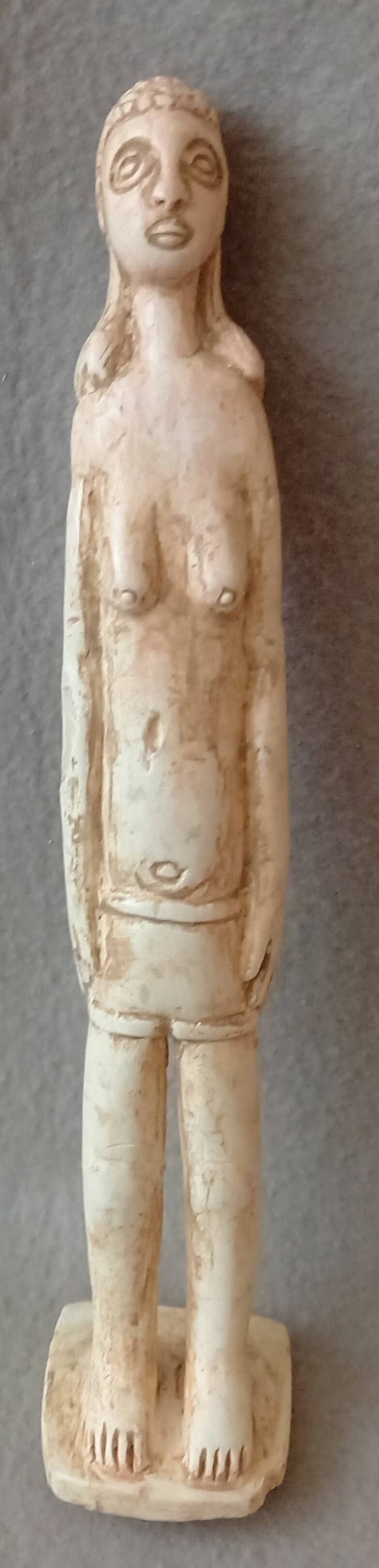 Staande vrouwen figuur in soapstone
