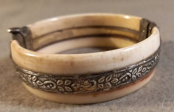 Oude gedragen armband  met zilverbeslag
