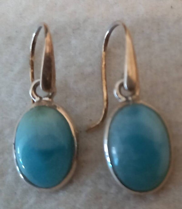 Stevige oorhangers met ovale larimar steen in zilver