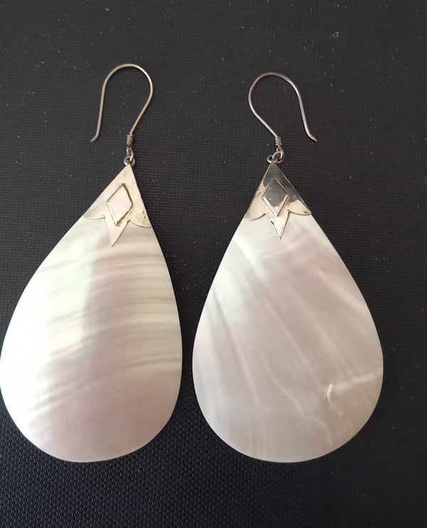 Grote oorhangers van wit parelmoer met zilver