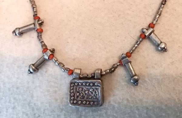 Ethiopisch collier met amulet en bloedkoraal
