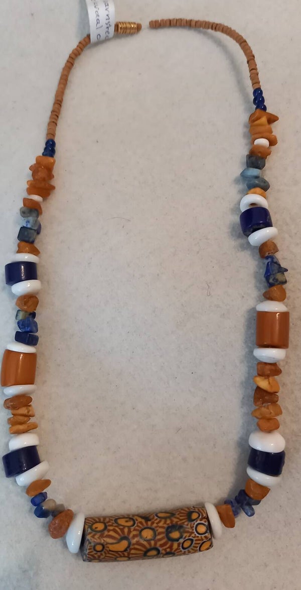 Ketting in bruin en blauw met barnsteen en lapis lazuli
