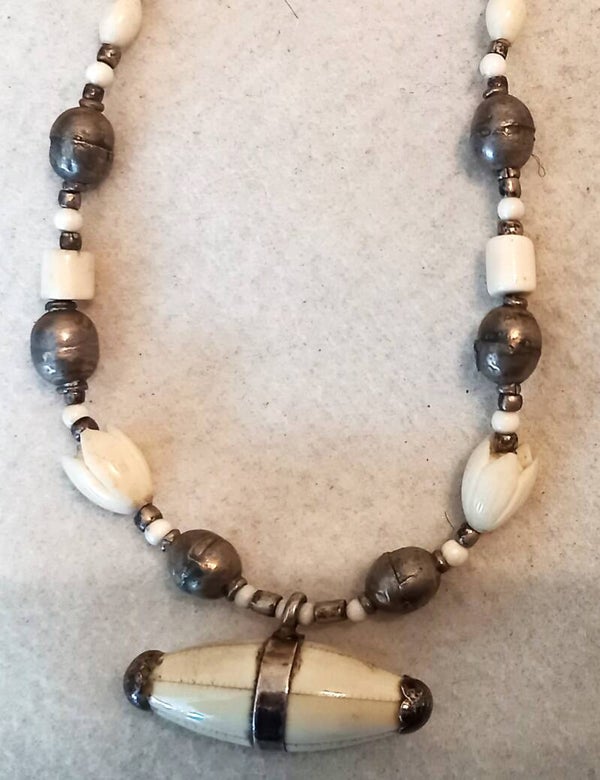 Collier van been met zilveren hanger uit India