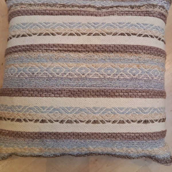 Kussen in beige/blauw streep dessin