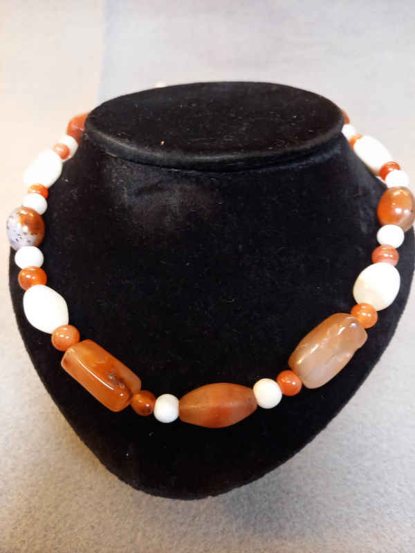 Collier van granaat in zalm / wit tinten